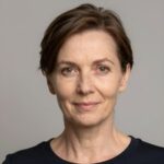 Профессиональный портрет уверенного российского бизнесмена с дружелюбным взглядом на размытом нейтральном фоне